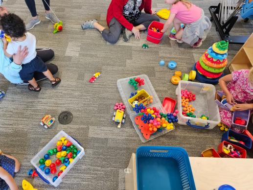 Children playing with manipulatives during the Family Place Play & Learn program.