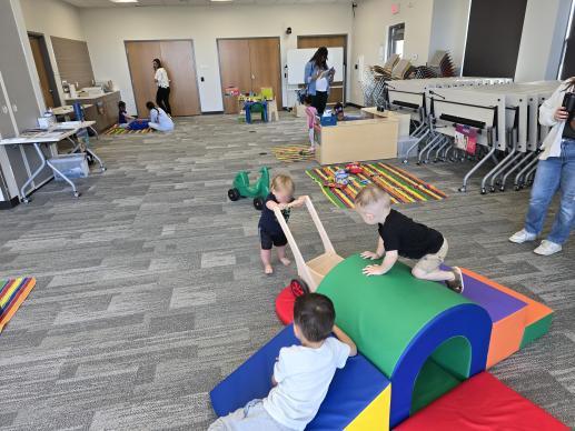 The Kelver Library Play & Learn series is a popular program where families come together and learn from early childhood professionals.
